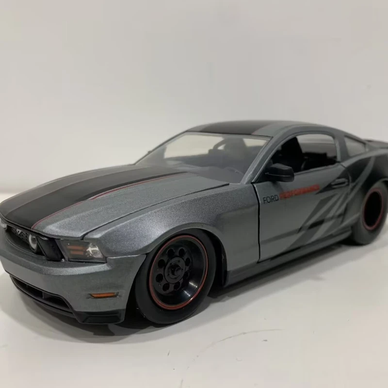 

JADA 1:24 2010 Mustang GT Alloy Sports Car Model Diecast Metal Track Racing Vehicles Car Model High Simulation Children Toy Gift