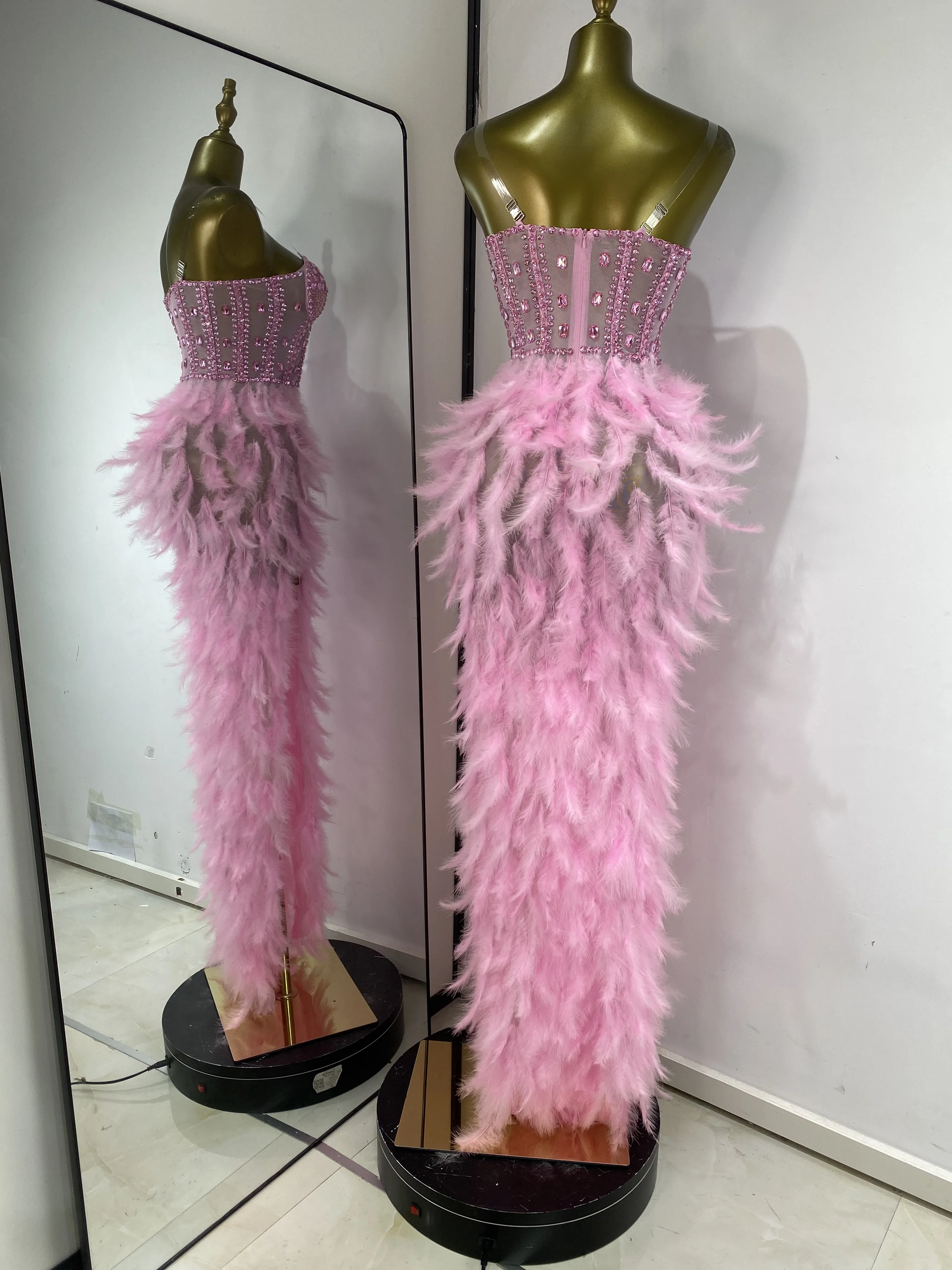 فستان عيد ميلاد وردي فاخر بأحجار الراين والريش مفتوح الساق ماكسي طويل قطعة واحدة للمشاهير رداء حفلات السهرة أزياء المسرح الرسمي