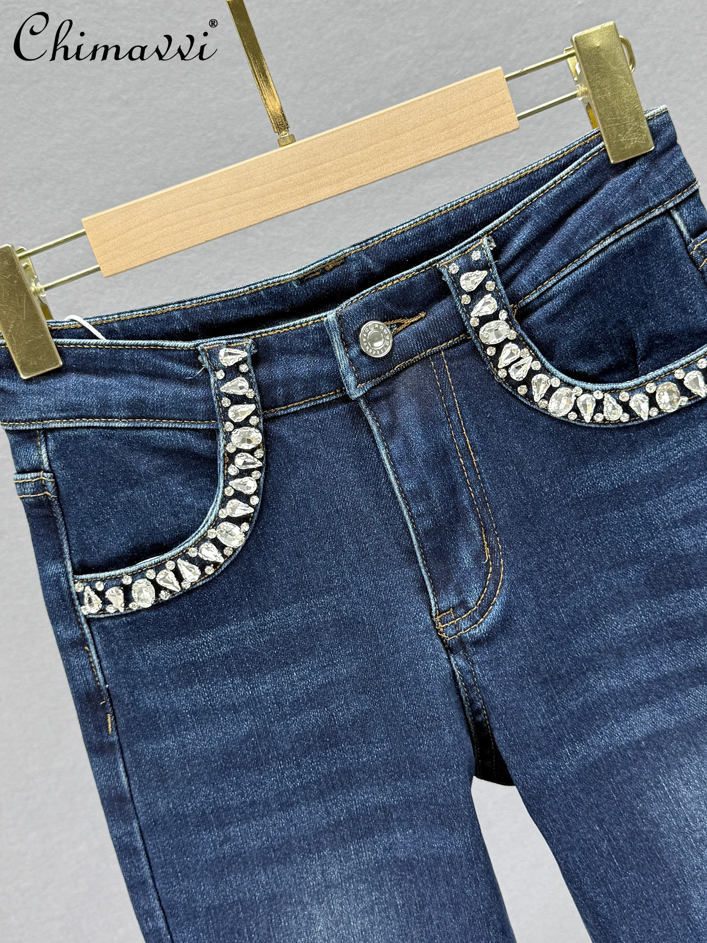 جينز عصري مبطن بالصوف للنساء شتاء 2025 جديد عالي الخصر بقصة ضيقة على الطراز الأوروبي سروال واسع مزين بحجر الراين