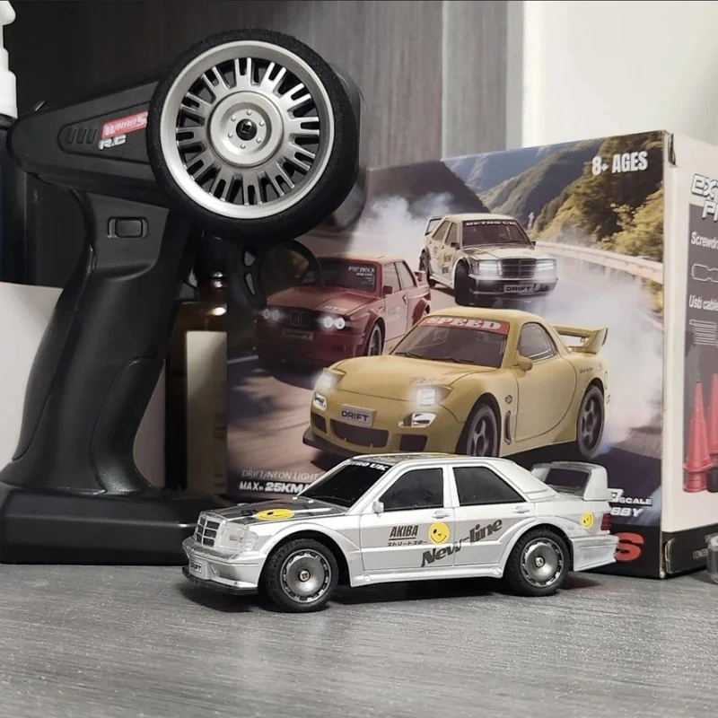 

1/43 Мини-радиоуправляемый автомобиль с дистанционным управлением, дрифт-автомобиль, гоночный автомобиль, модель настольного орнамента, подарок на день рождения для мальчика, электрический автомобиль с дистанционным управлением, игрушки