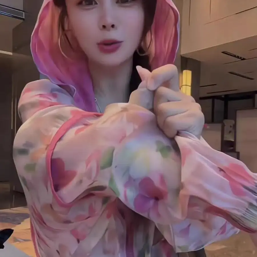 

Floral Printed Soft Comfortable Hooded Sunscreen Shirts Blouses Women's Loose Sunscreen Tops Spring Summer 2025 Woman Clothes