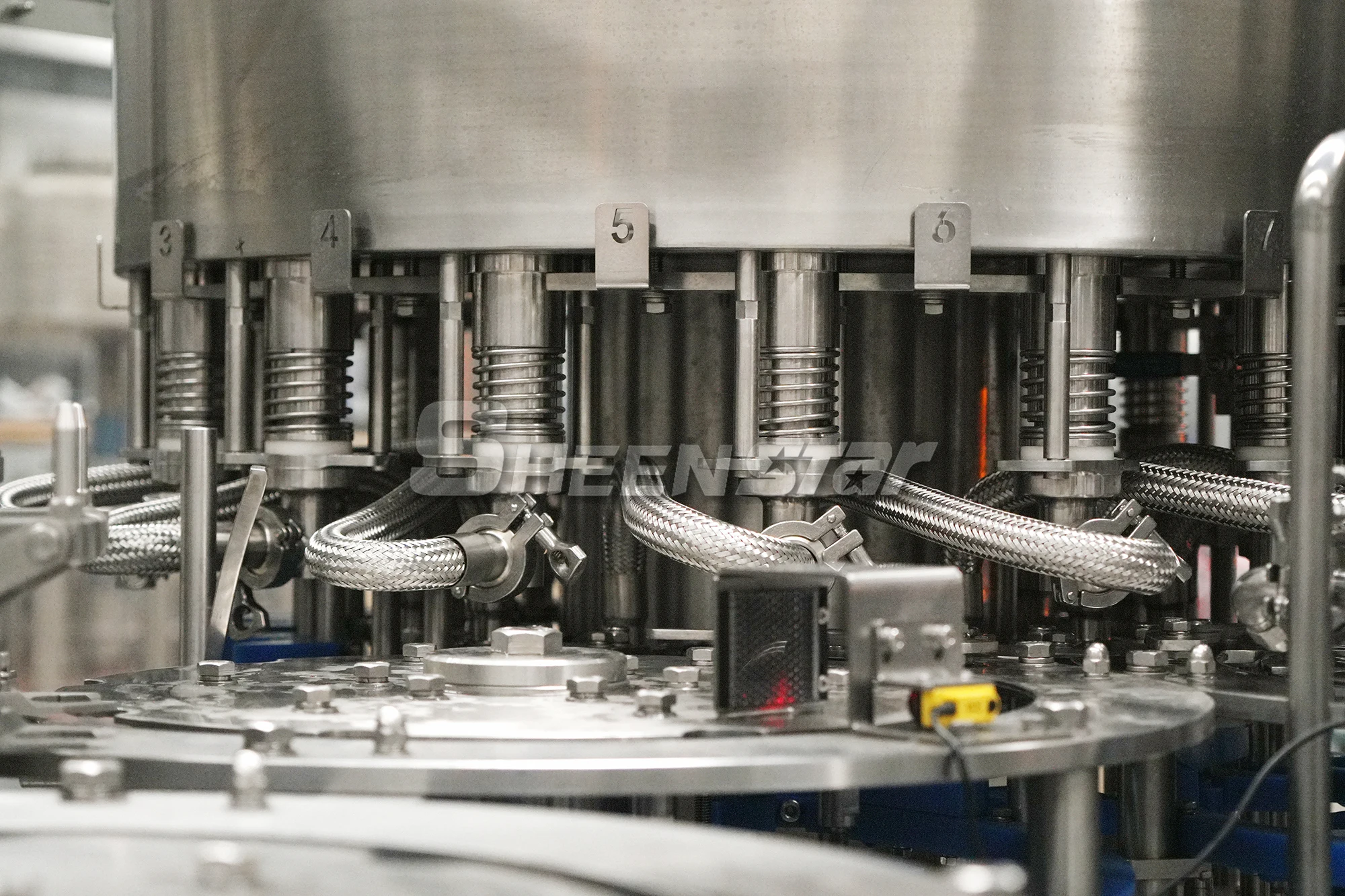 Energy Saving Full Automatic 500ml Beverage Drinking Filling Packing Machine 16 Head 7000bph Juice Bottle Filling