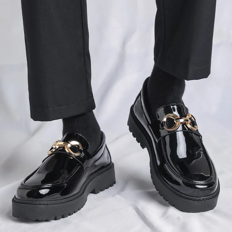 Herren-Freizeitsneakers, Herren-Slipper aus glänzendem Lackleder, Herren-Lederschuhe mit dicker Sohle und Metallschnalle, die die Körpergröße optisch erhöhen, Herren-Freizeitschuhe im britischen Stil für den täglichen Gebrauch. – Detail 10