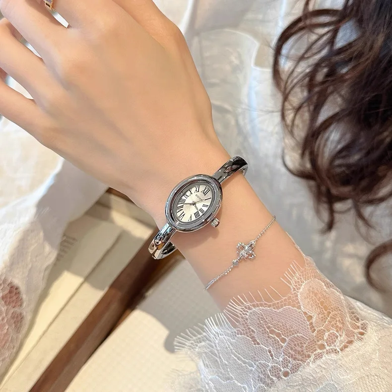 Niche Luxury Oval Bathtub Bracelet Watch Women's Roman Scale Quartz Watch Exquisite Retro Watch Birthday Gift Accessories