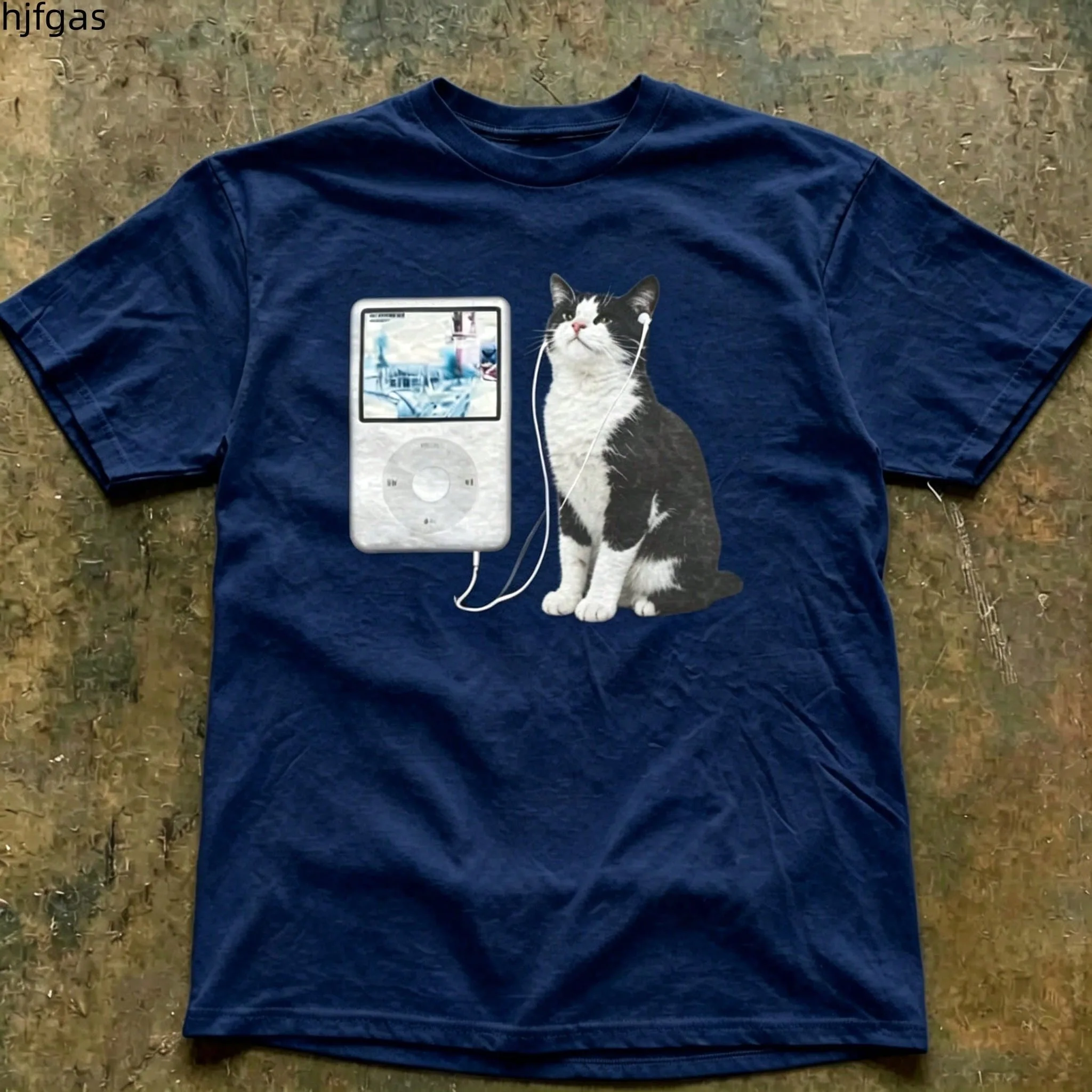 Einfaches T-Shirt für Damen und Herren mit Katzenmotiv, das auf den Film „Ok Computer“ Bezug nimmt. Neutrales T-Shirt, Geschenk-T-Shirt, T-Shirt im Y2K-Stil, T-Shirt mit neutralem Muster. – Detail 3