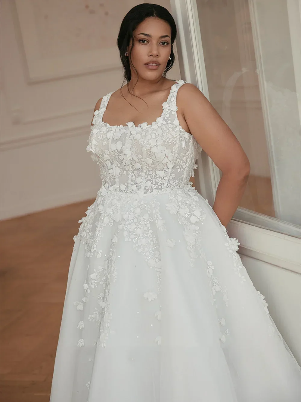 

Customized Appliques Wedding Dresses Plus Size Bride Sleeveless Square Neck Beading Lace Tulle Sweep Train Bridal Gown