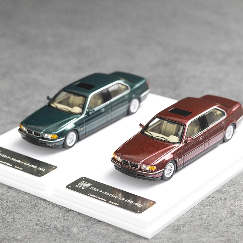 DCM 1:64 E38 Series L7 Front and back versions Alloy car model