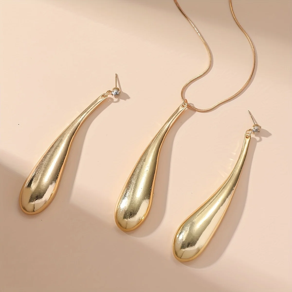 Minimalist Punk Feng Shui Pendant Necklace and Earring Set, Women\'s Rhinestone Jewelry, for Daily and Party Occasions, 3 Pieces