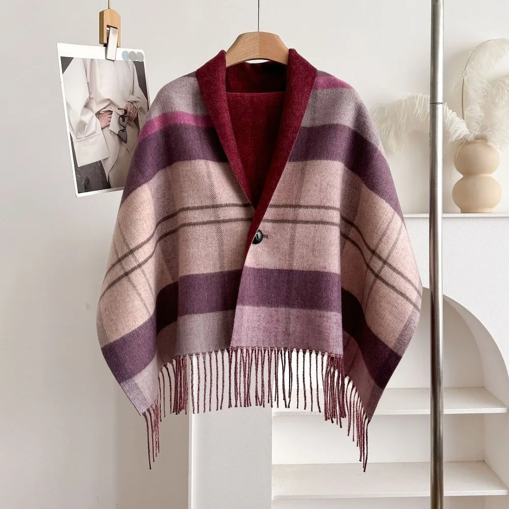 Multifunktionaler doppelseitiger Plaid-Poncho-Schal aus Kunstwolle mit Quastenbesatz, dicke Strickdecke mit Knopfverschluss – Detail 11