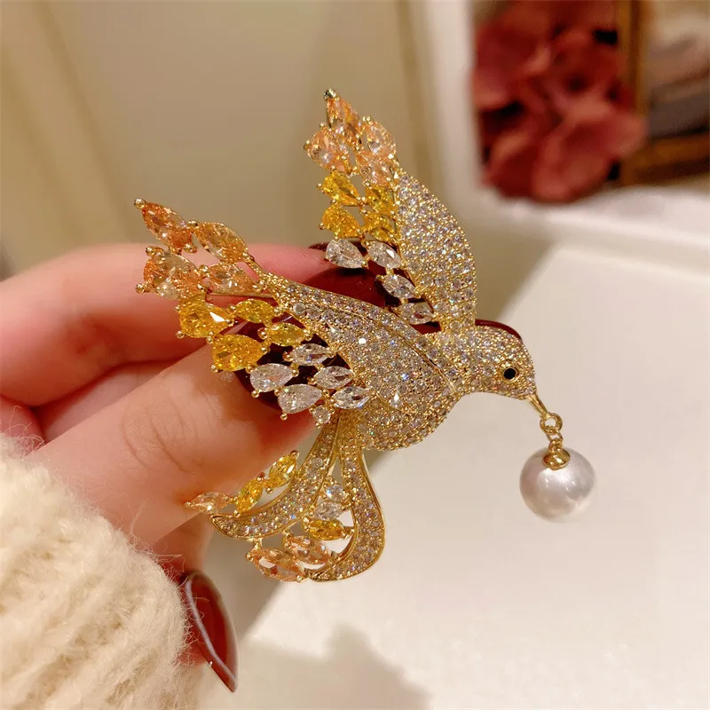 

CC Luxury Brooches Yellow Color Bird Shape Sweater Pins Imitation Pearl Pendant Elegant Corsage Coat Pin Shining Charm Gift B202