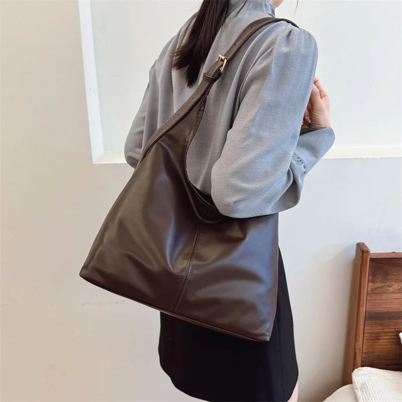 Vintage-Umhängetasche mit großem Fassungsvermögen für Damen mit weicher, solider Umhängetasche, Retro-Einkaufstasche für den Pendelverkehr – Detail 11
