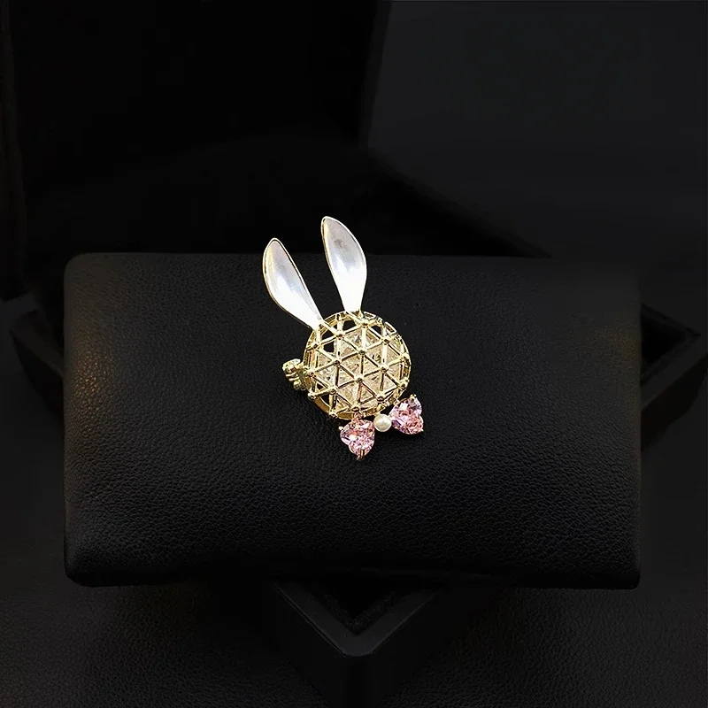 

Cute Cartoon Rabbit Brooch for Women Suit Fashion Animal Bunny Pin Clothing Accessories Fashion All-Match Corsage Jewelry 5251