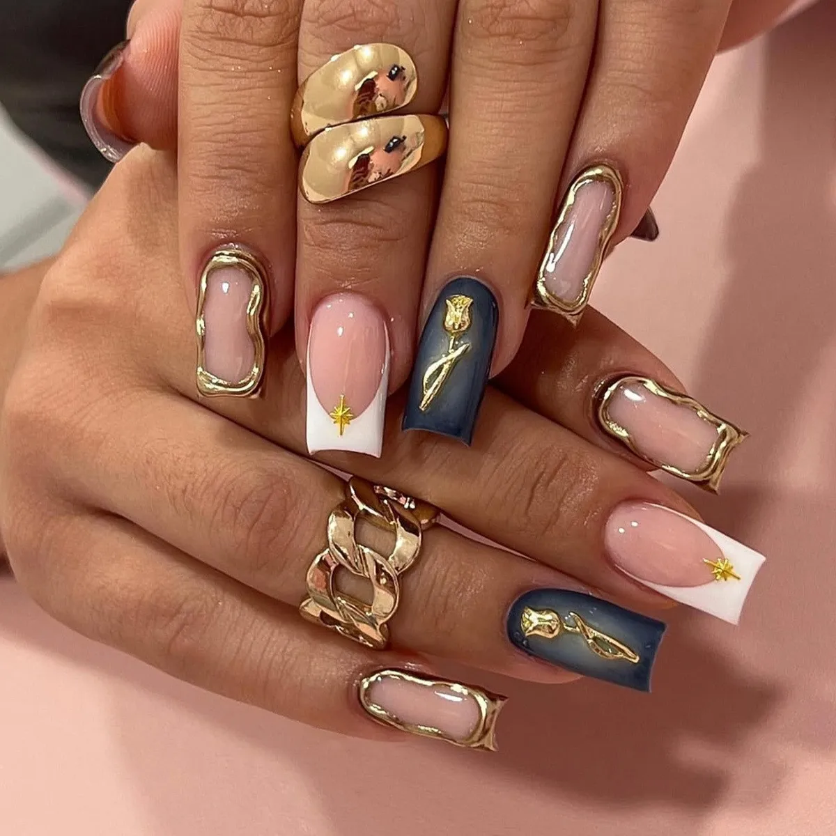 

24PCS Luxury Golden Roses Patterns Square Press on False Nail 3D Metallic Star Ins Style Fake Nails Wearable Nail Tips with Glue