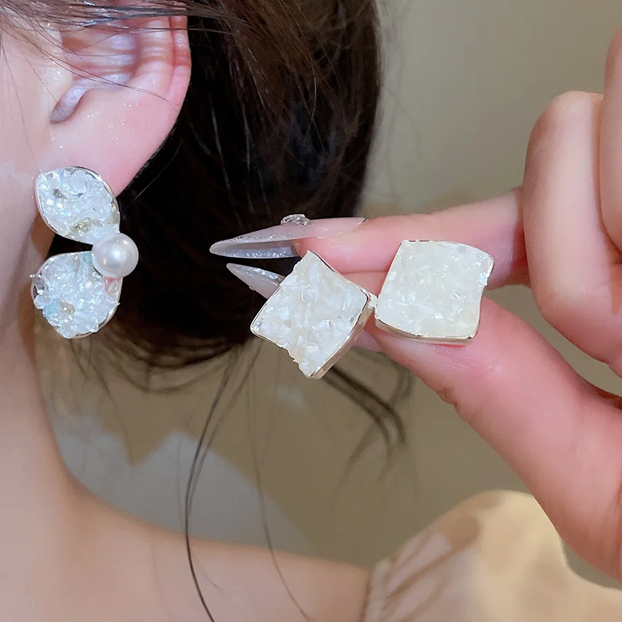 

Delicate Sparkling Broken Fritillary Ear Studs for Ladies Imitation Pearl Flower Stud Earrings Elegant Charms Banquet Jewelry