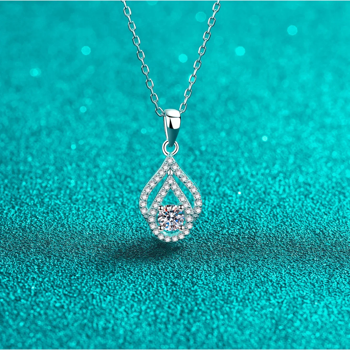 18K gold inlaid diamond women's water droplet hollow pendant 0.3 carat moissanite PT950 platinum fashionable collarbone chain