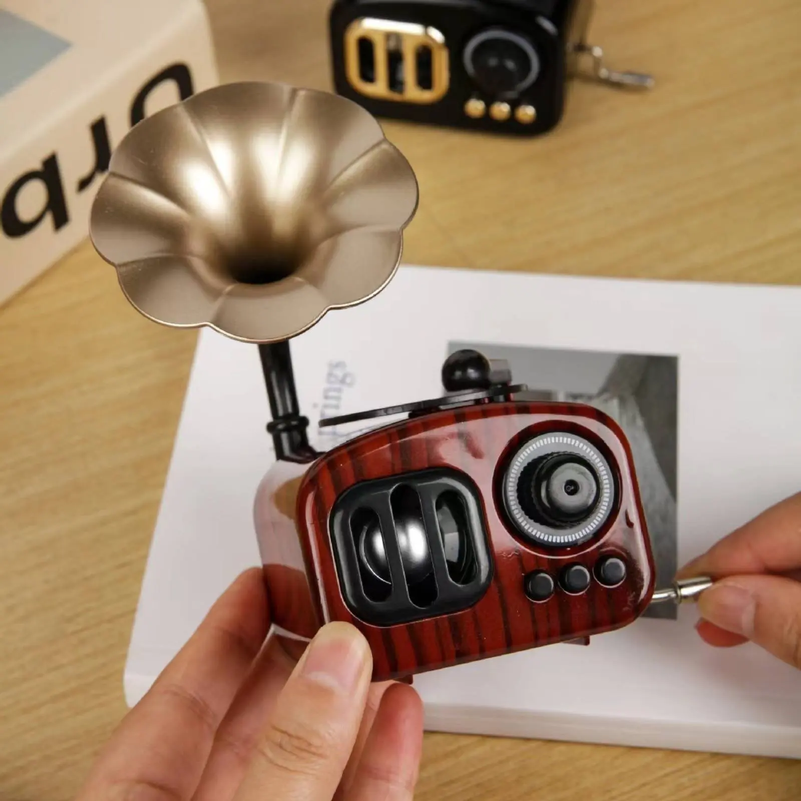 Vintage Gramophone Music Box Clockwork Mechanism Retro Phonograph Music Box Miniature Phonograph Decoration Creative Gift