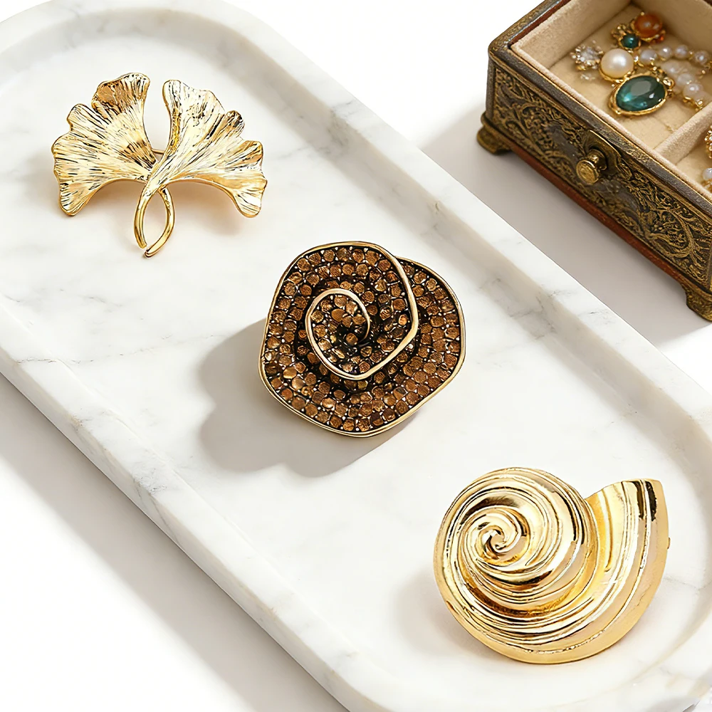 Vintage Gold Metall & Kristall Broschen-Set - Ginkgoblatt, Spiralblumen & Schneckenschale - 3 Einzigartige Designs für Alltag & Festlichkeiten