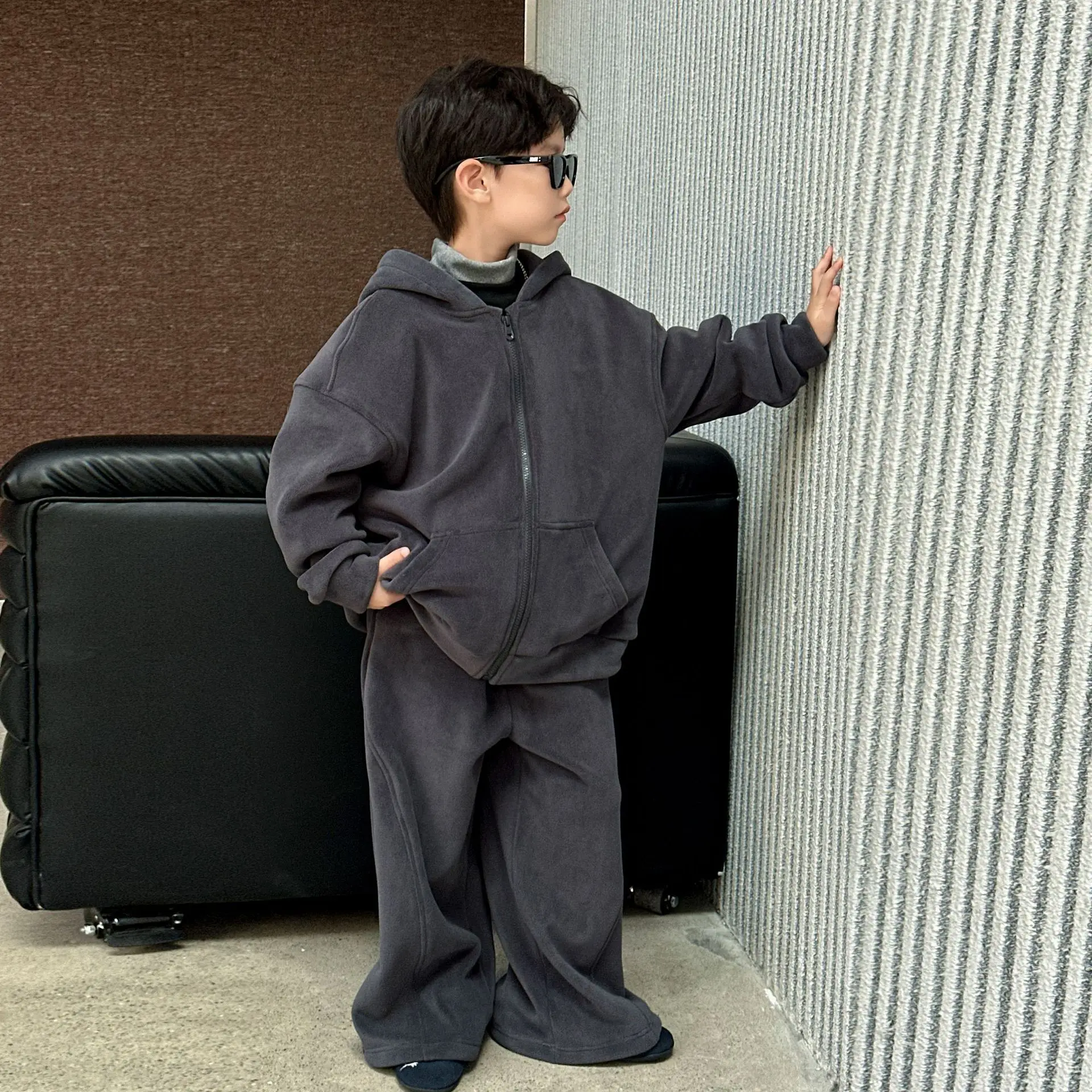 

Детская свободная детская одежда. Комплект для мальчиков с флисовой изоляцией. Комплект из двух предметов. Повседневный комплект с капюшоном.