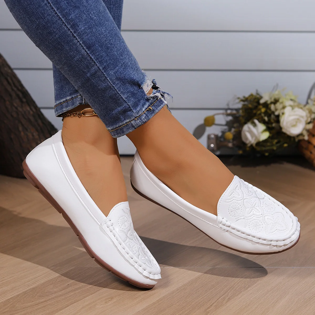 Women\'s casual single shoes are trendy and versatile, with flat bottoms and one foot loafers for comfortable Mary Jane shoes