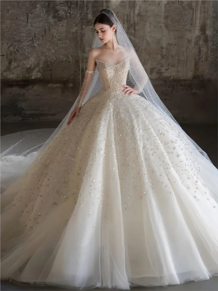 A new strapless dress with high-quality main fabric and large tail featuring heavy craftsmanship light luxury