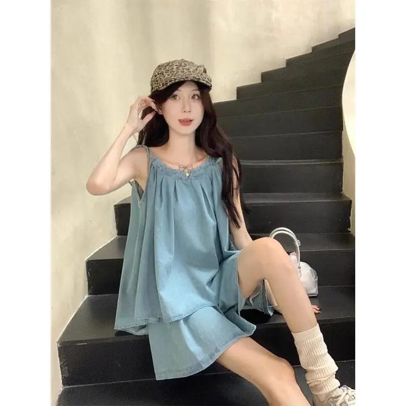 

Женский модный костюм из двух предметов: ретро-джинсовый комплект для женщин, летние шорты с высокой талией и широкими штанинами, топ на бретелях, стильный повседневный шик.