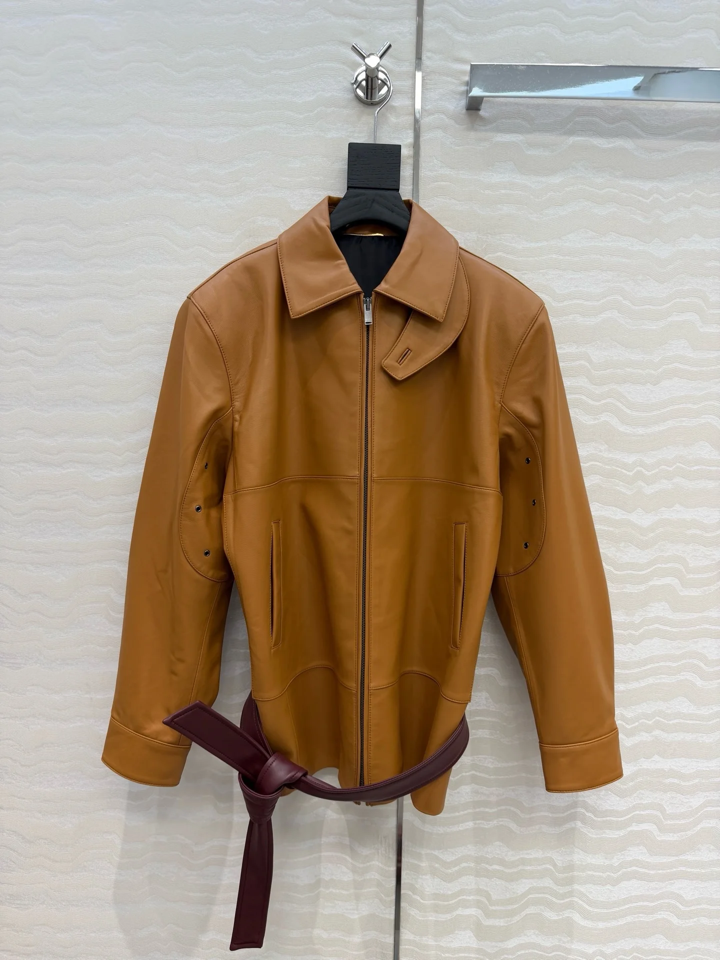 2026 Autumn/Winter New Women's Leather Jacket, Color blocked Belt Decoration, Sheepskin Material, Simple and Fashionable