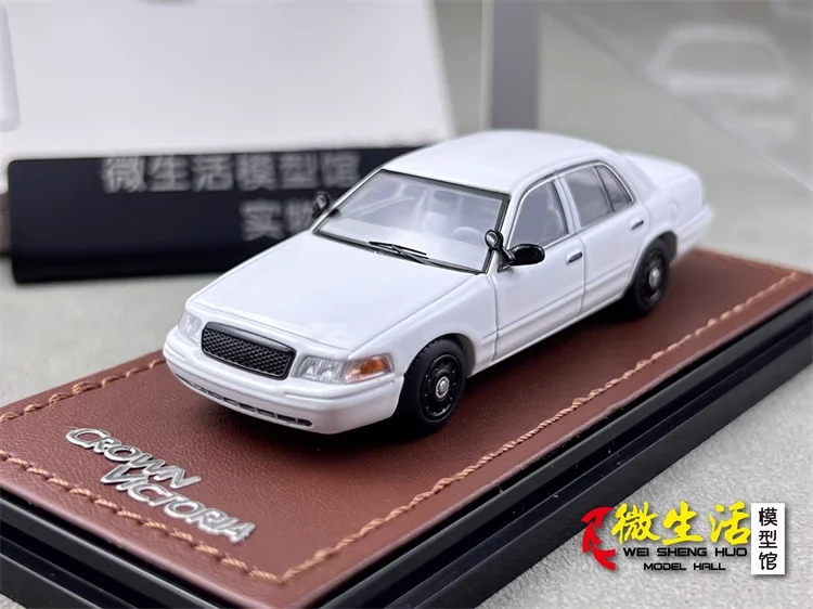 

GOC 1/64 CROWN VICTORIA White Diecast Birthday Gifts Hobby Display Simulation Collectio