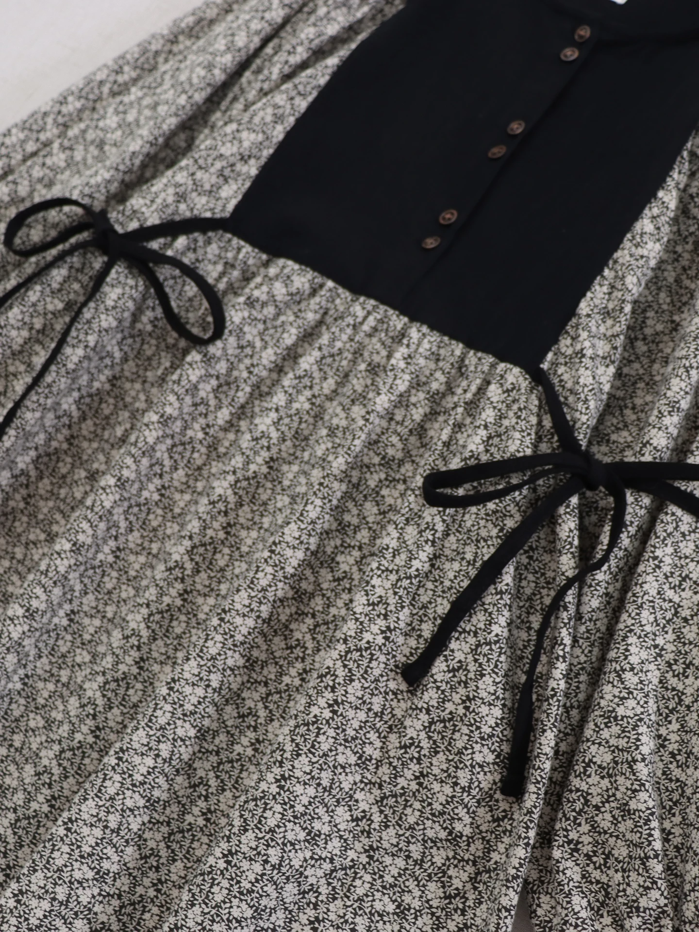 เดรสยาวสไตล์โมริเกิร์ลญี่ปุ่น ดีไซน์หวานละมุน ลายดอกไม้ วินเทจ คอทรงกลม แขนทรงกระบอก ผ้าลูกไม้ผูกเอว ทรงเอไลน์ สำหรับผู้หญิง