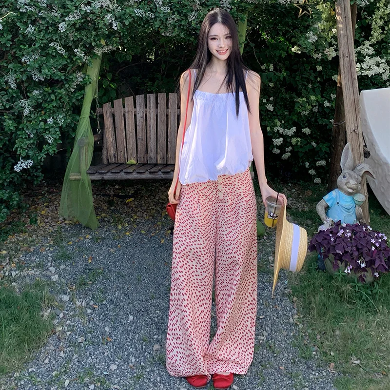 

Стильный дорожный комплект для женщин: красные брюки с цветочным принтом, повседневная юбка и топ на бретелях, комплект с высокой талией из полиэстера.