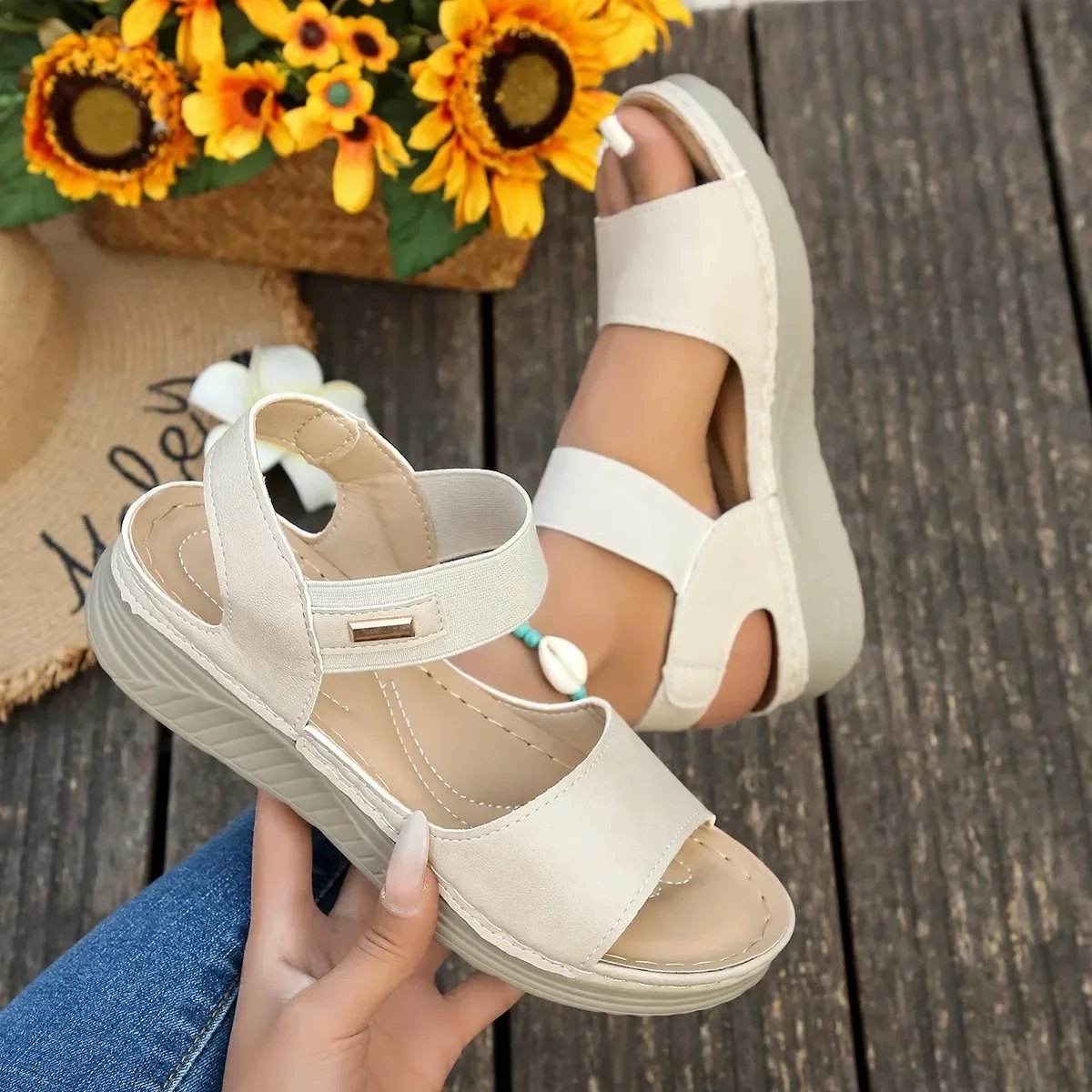 2025 Sommer neue Freizeitschuhe leichte rutschfeste Outdoor-Strandsandalen große weibliche Hausschuhe römische Sandalen weiblich