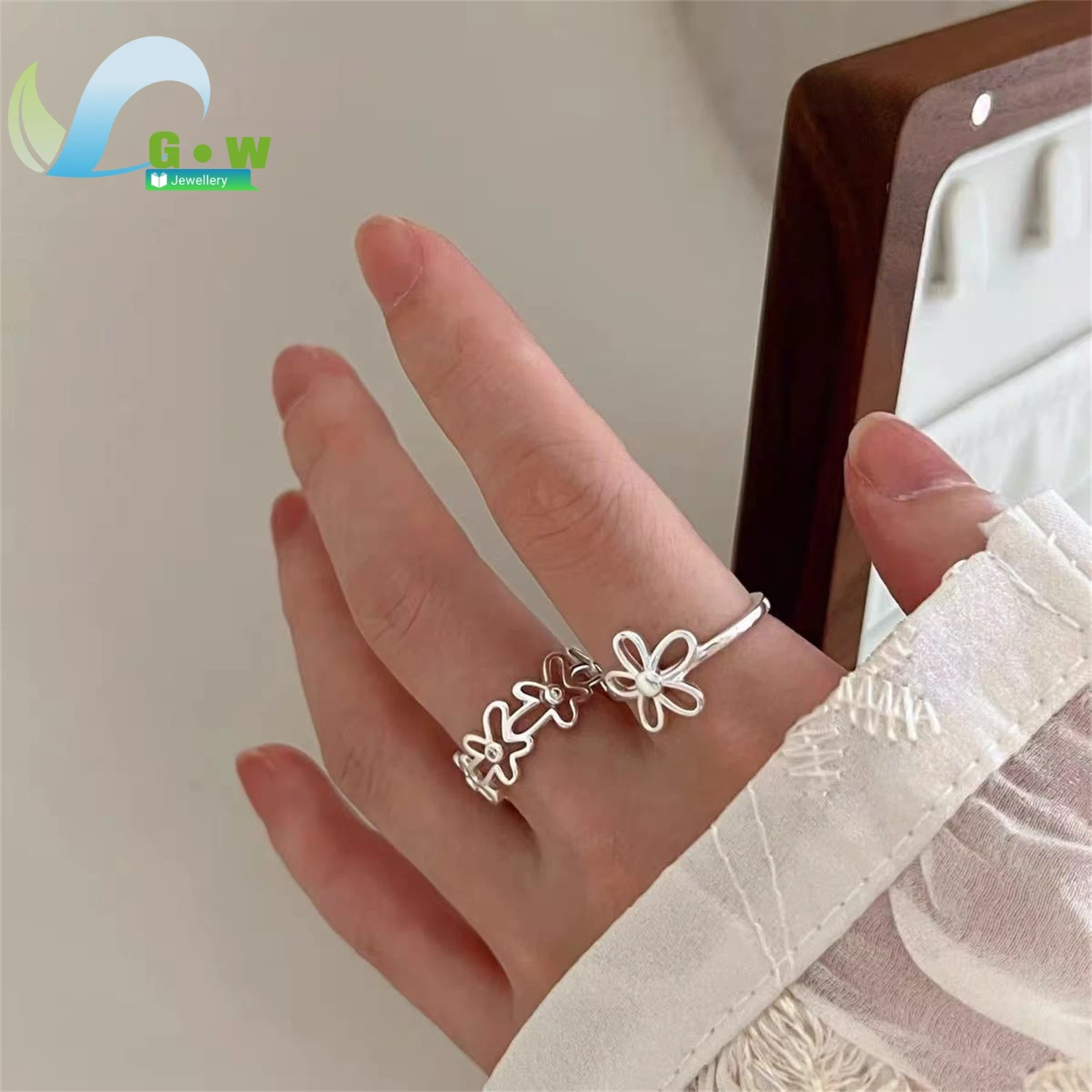 Sweet Hollow Out Flower Ring Women Minimalist Cute Floral Band Fashion Finger Jewelry Elegant Daily Wear Charm Gift For Her