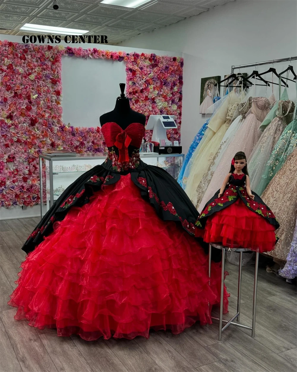 

Excellent Black 15 Quinceanera Dress 2026 Strapless Mexican Red Rose Embroidery Ball Gown Tiered Tulle Ruched Train Customized