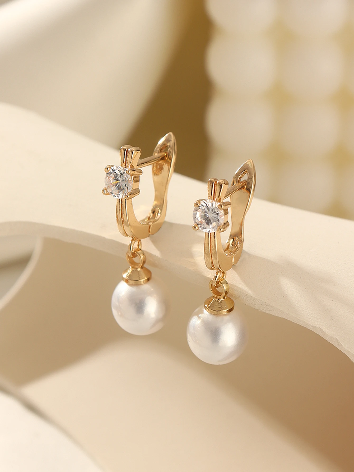 A Pair of Copper Alloy Inlaid Zircon, Accessible Luxury U-Shaped Design Hanging Earrings, Simple Pearl Earrings, Suitable for Da