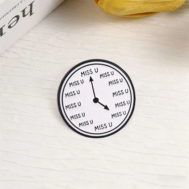 Ich vermisse dich in jedem Moment Emaille-Abzeichen Miss U Zifferblatt-Design Legierungs-Pin-Brosche Schmuckgeschenke für Fernbeziehungen – Detail 5