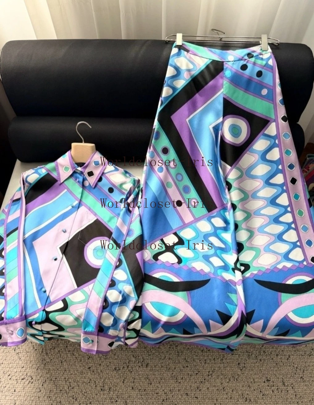 

Яркий комплект с абстрактным принтом: женская рубашка с длинным рукавом и широкие брюки для летнего пляжного отдыха