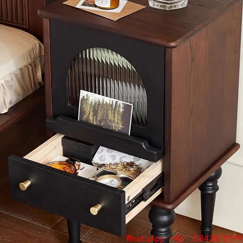 خزانة بجانب السرير من الخشب الصلب الفرنسي القديم بجانب السرير وغرفة النوم الصغيرة