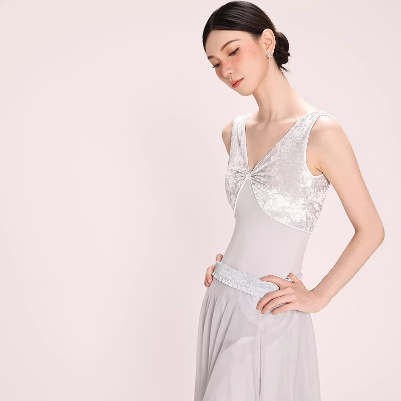 

Костюм для лирического танца MiDee, 3 предмета: бархатный топ и шорты с асимметричным разрезом, длинное пышное платье с сетчатыми рукавами-фонариками, балетный костюм