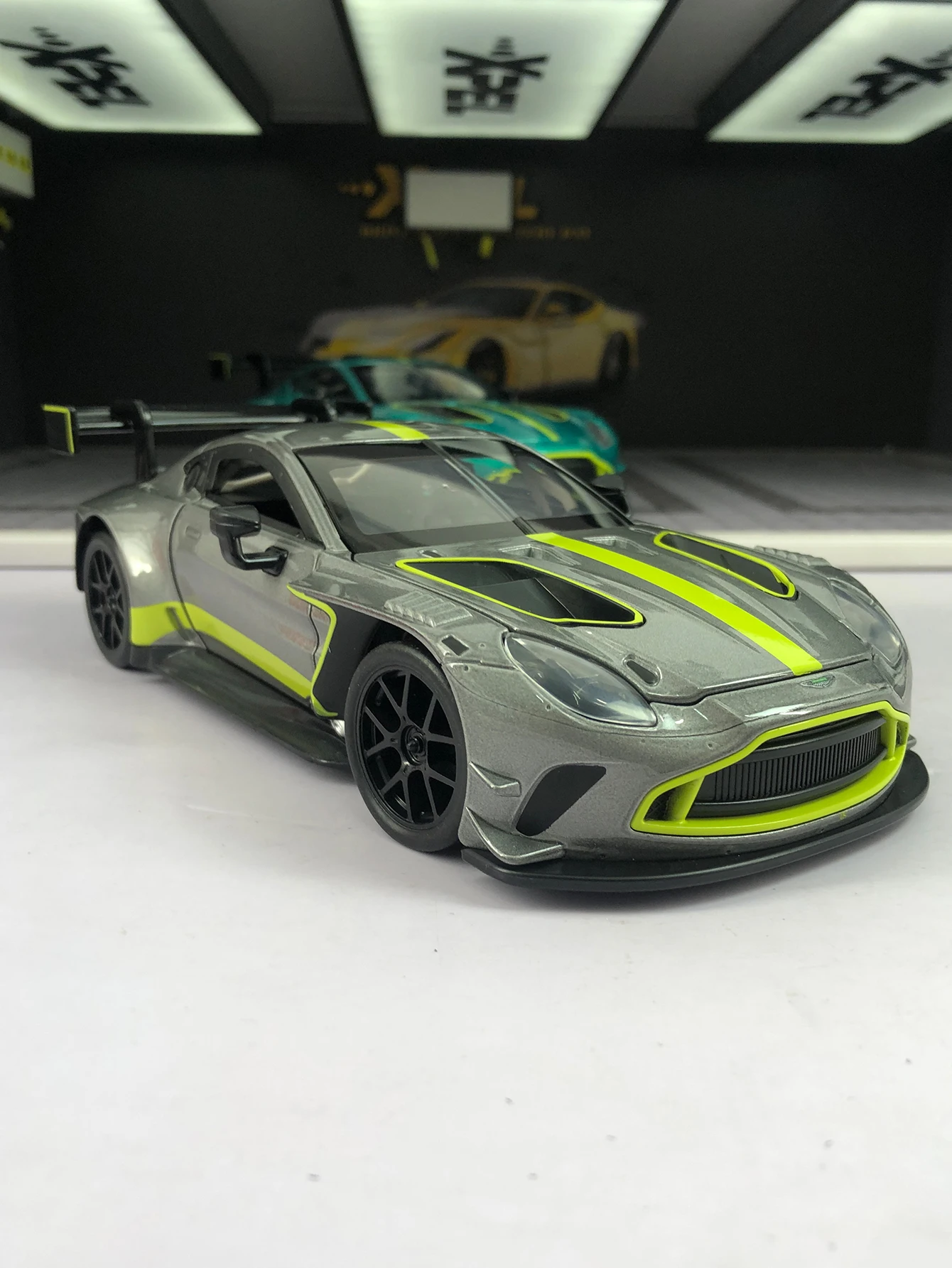 

CCA 1:22 simulation zinc alloy Aston Martin Vantage GT3 2024 model car, static ornament, metal collectible gift car