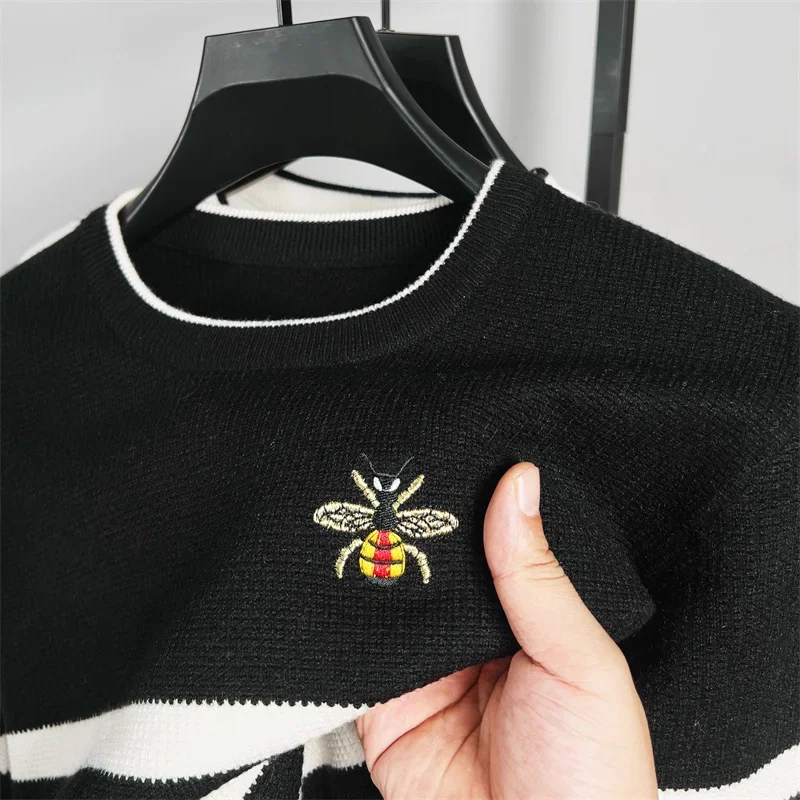 Luz de luxo outono e inverno masculino abelha bordado casual listrado versão coreana de manga comprida em torno do pescoço camisola camiseta