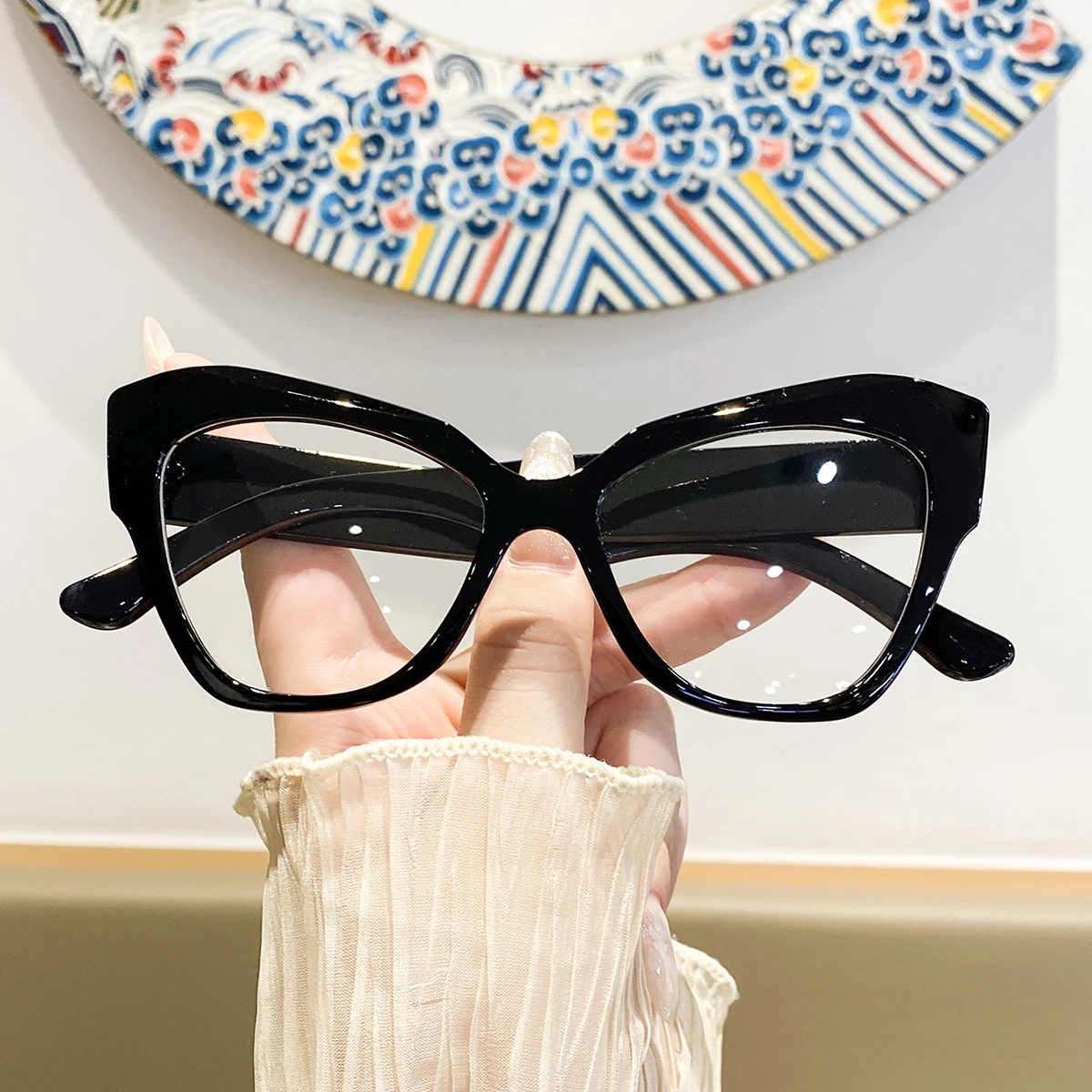 1 Pair of Women's Shiny Black Cat-Eye Large-Frame Non-Prescription Glasses, Elegant Retro Stylish Light Luxury Versatile Women's Glasses, Suitable for Daily Commuting, Casual Outings, Dating, and Store Visits