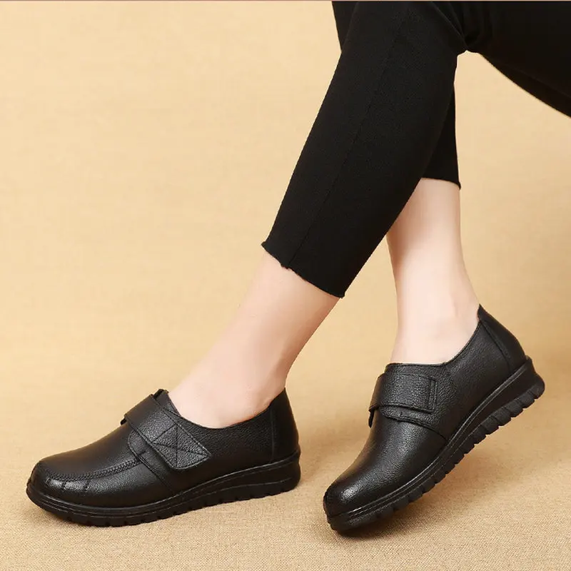 Leather flat bottom large size women\'s shoes casual comfortable non-slip soft leather shoes spring and autumn mother work shoes