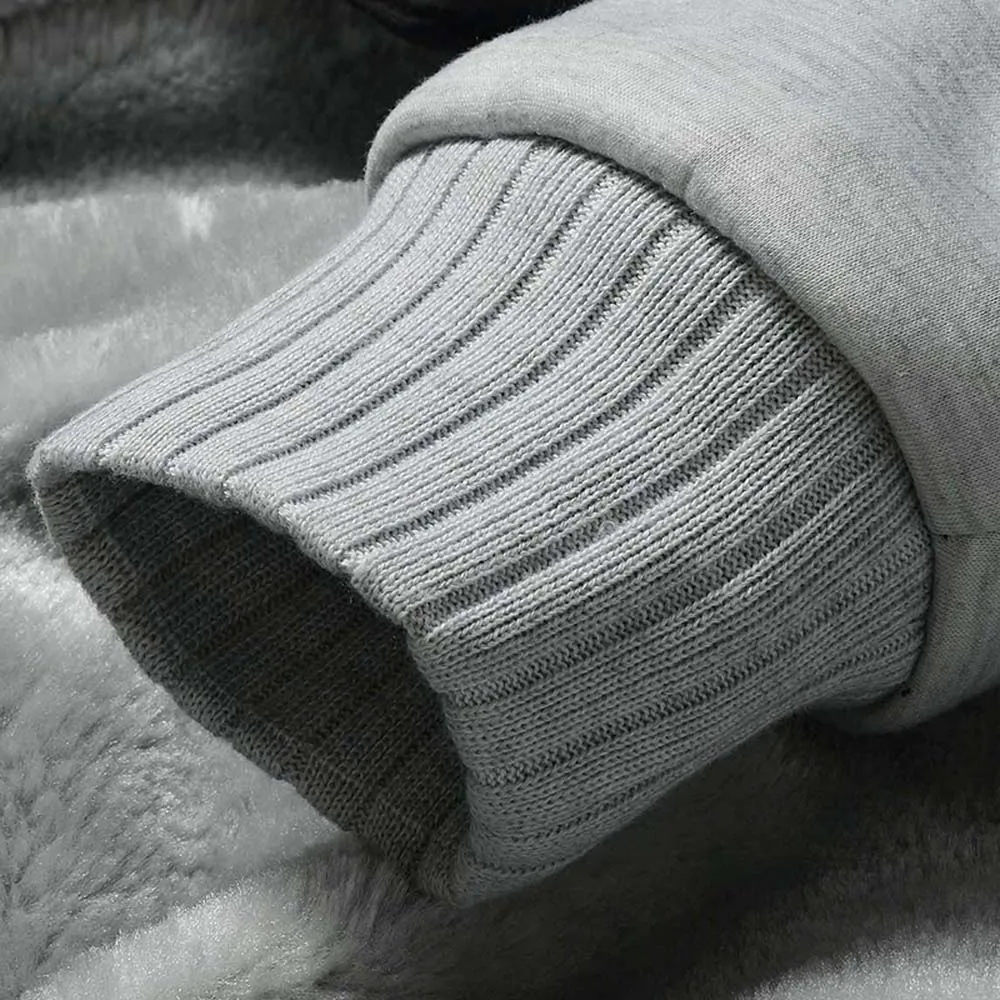Sweat à capuche d’anime Attack on Titan en polaire pour homme, gris, avec brassard en maille côtelée, intérieur duveteux visible.
