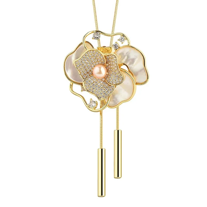 동백꽃과 장미, 스웨터 체인, 코사지 브로치가 포함된 여성용 새 긴 목걸이