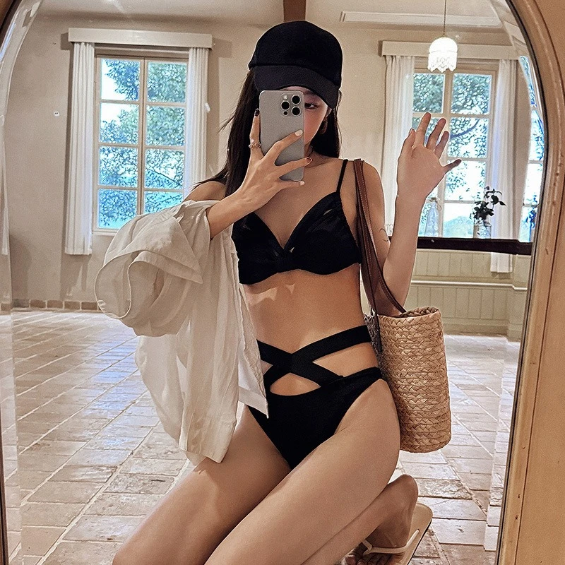 ชุดว่ายน้ำบิกินี่แบบแยกชิ้นสำหรับนักศึกษาหญิงปี 2026 - สีพื้น ดีไซน์เว้าช่วงล่าง สไตล์ยุโรป-อเมริกา สาวฮอต เซ็กซี่ เหมาะสำหรับใส่ไปเที่ยวทะเลหรือแช่น้ำพุร้อน