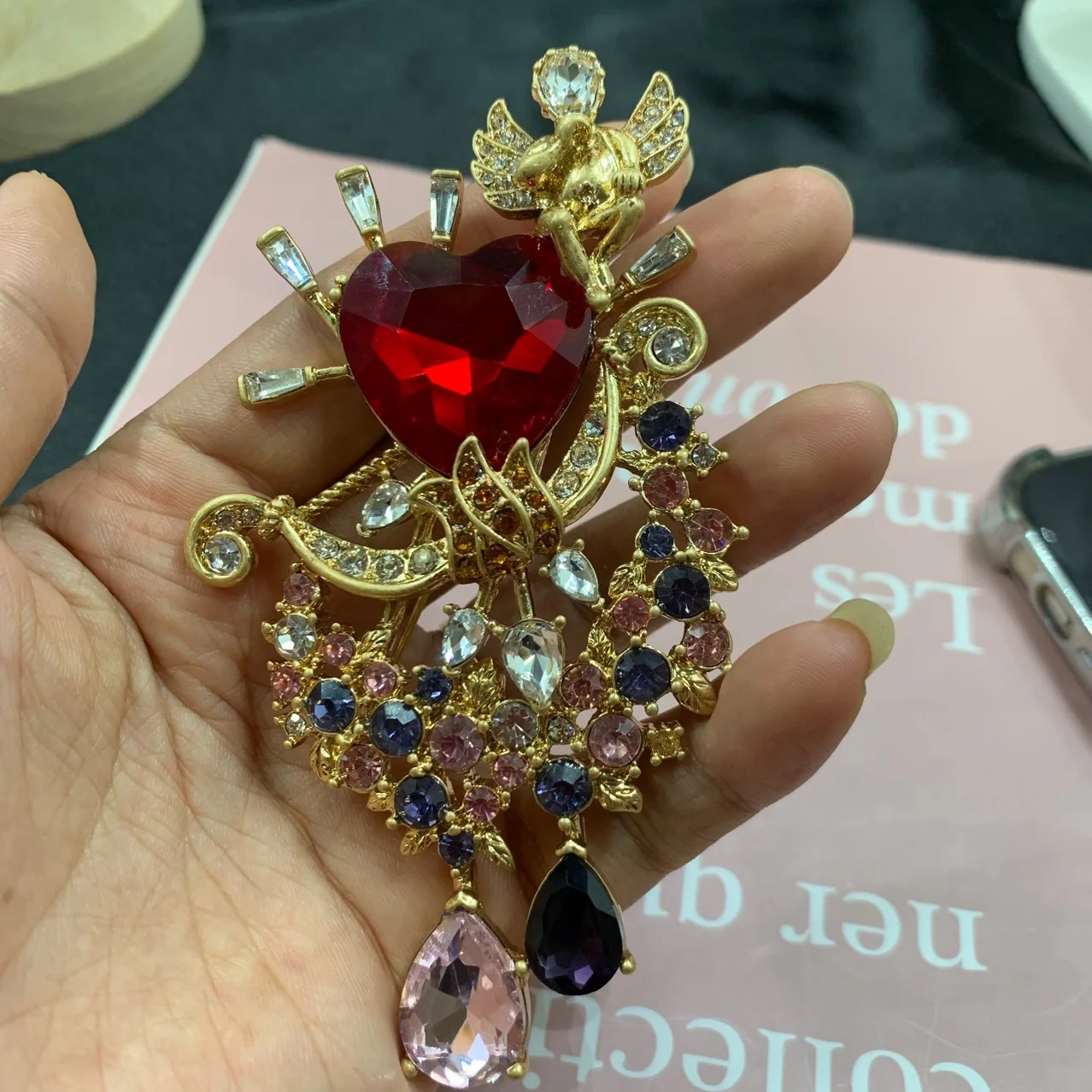 

Qingdao винтажная европейская и американская брошь из сплава в форме сердца с бриллиантами, элегантная, модная, легкая, роскошная, стильная