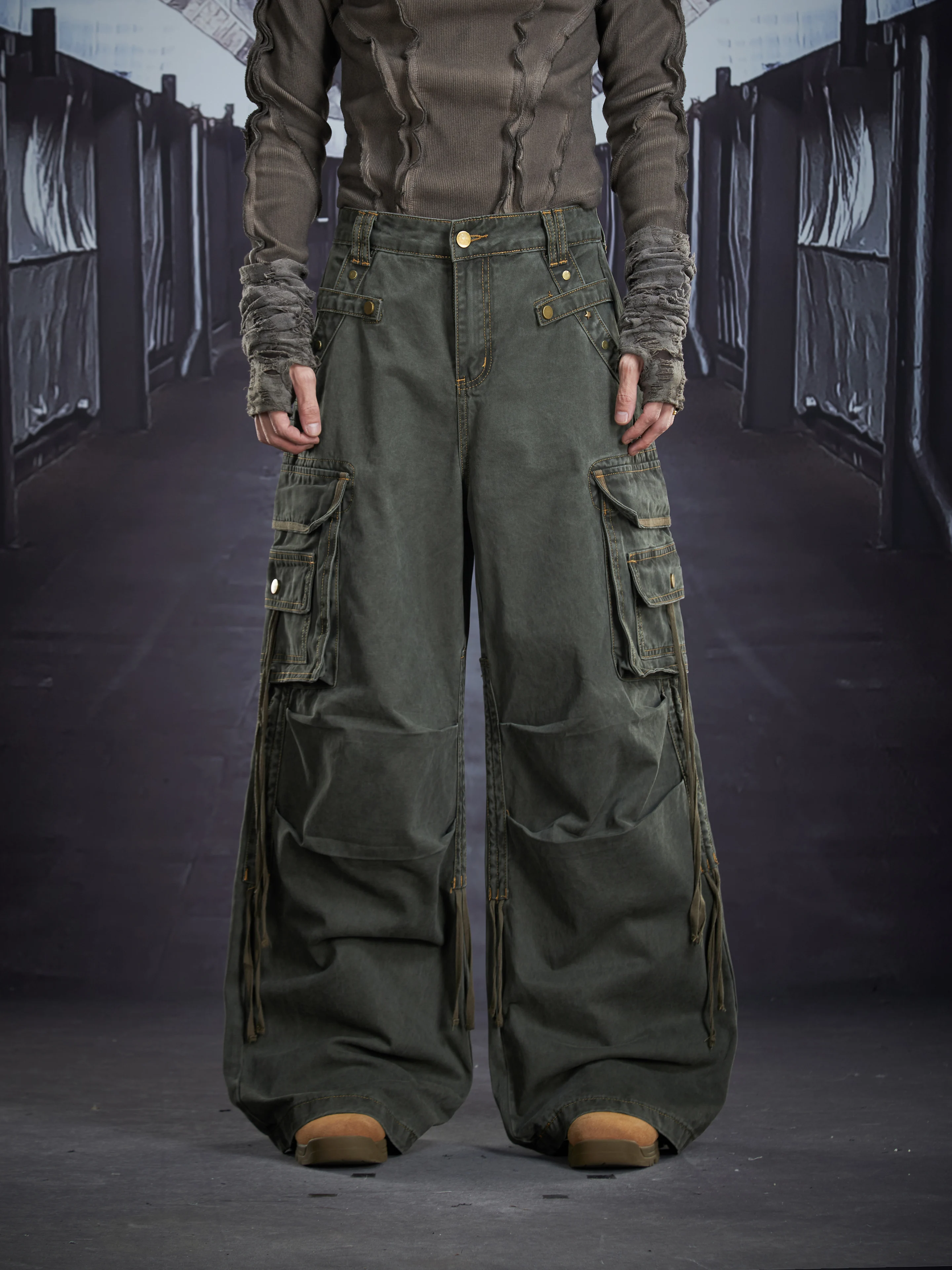 

Design New Heavy Industry Multi-Layer Pocket Open Line Ribbon Stitching Pinch Pleated Loose Straight Cargo Pants