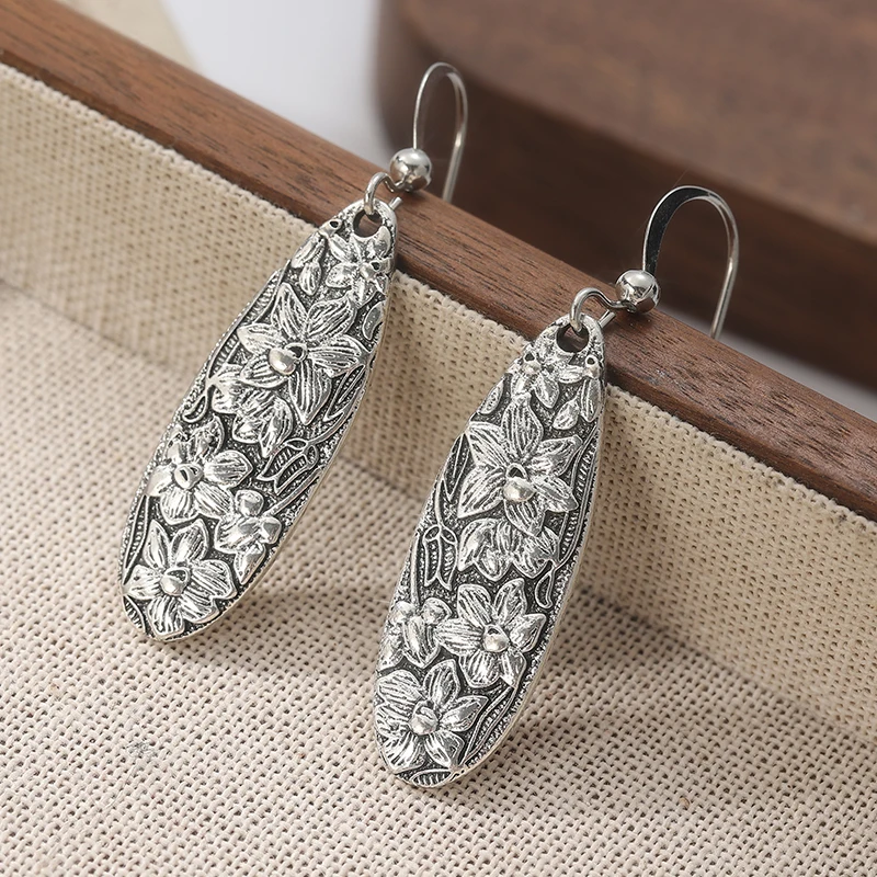 Kreative silberfarbene Blumen-Ohrhänger für Damen, handgeschnitzte geometrische Ohrringe aus Metall für Partys – Detail 3
