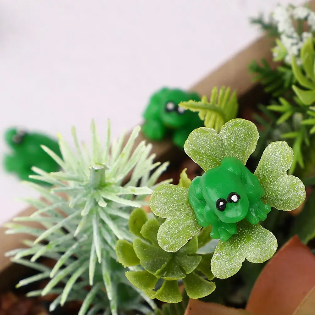 10Pcs Light Compact Resin Frog Statue Indoor Outdoor Decor Mini Frog Figurines for Windows Cabinets Desks Garden Lawn Pond