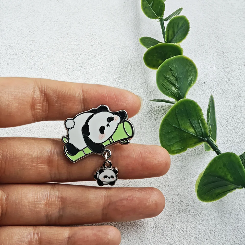 Niedliche Panda-Emaille-Anstecknadeln mit hängendem Baby-Panda, lustige Bambus-Broschen, Kawaii-Tier-Metallabzeichen, Rucksack-Reversnadel, Schmuckgeschenk – Detail 6