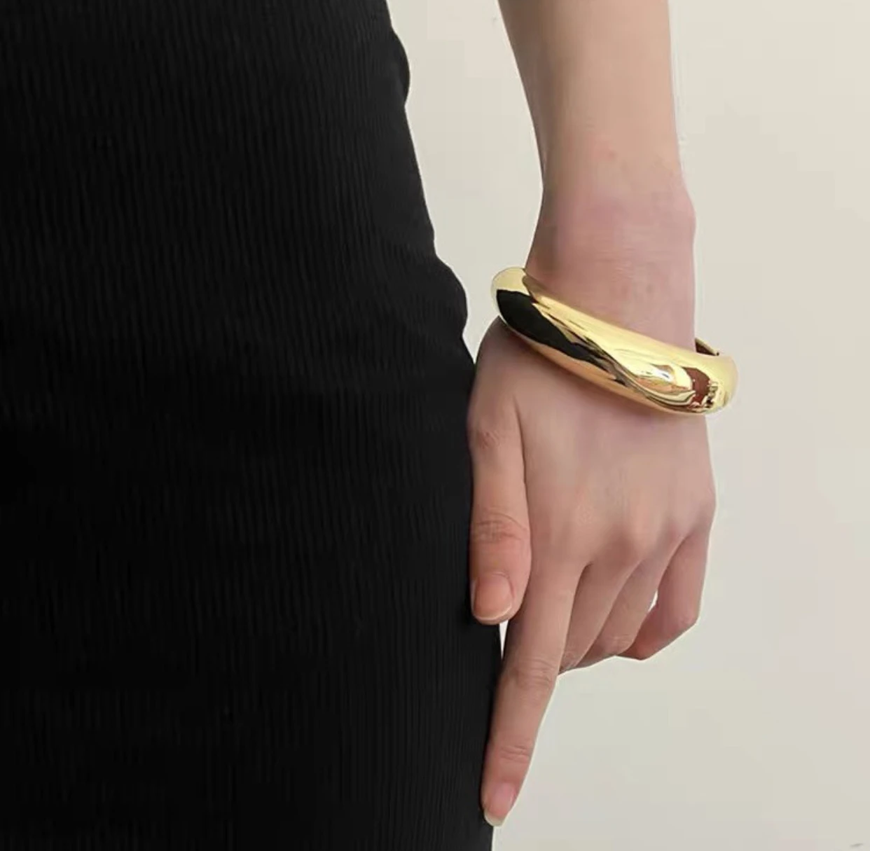 

Luxury European and American high-end, versatile personality irregular open bracelets design a circle band for couples